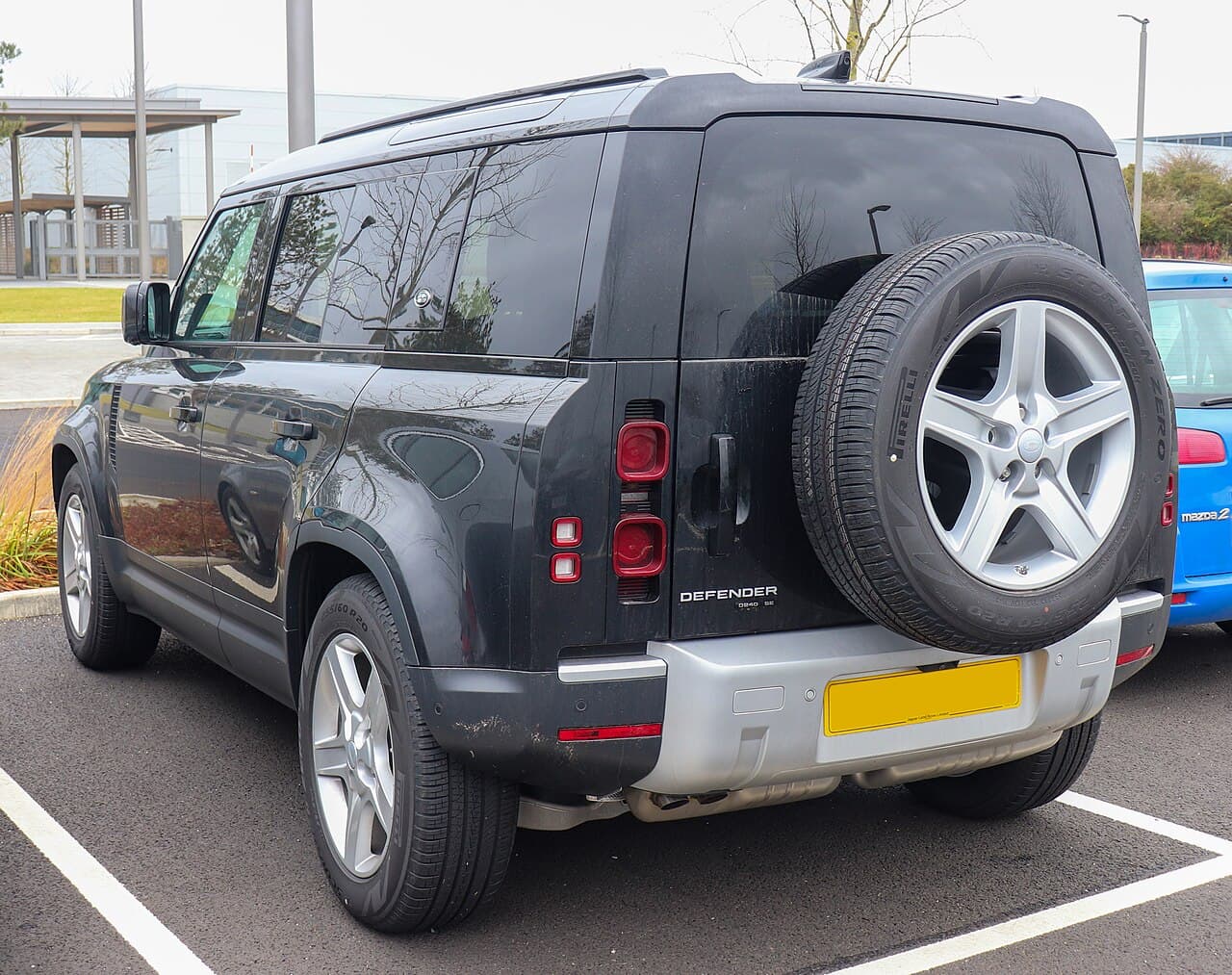Land Rover Defender 110 SE, rear view