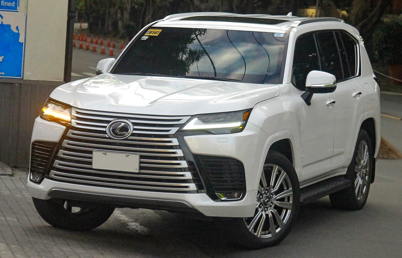Lexus LX 600 F Sport, front view