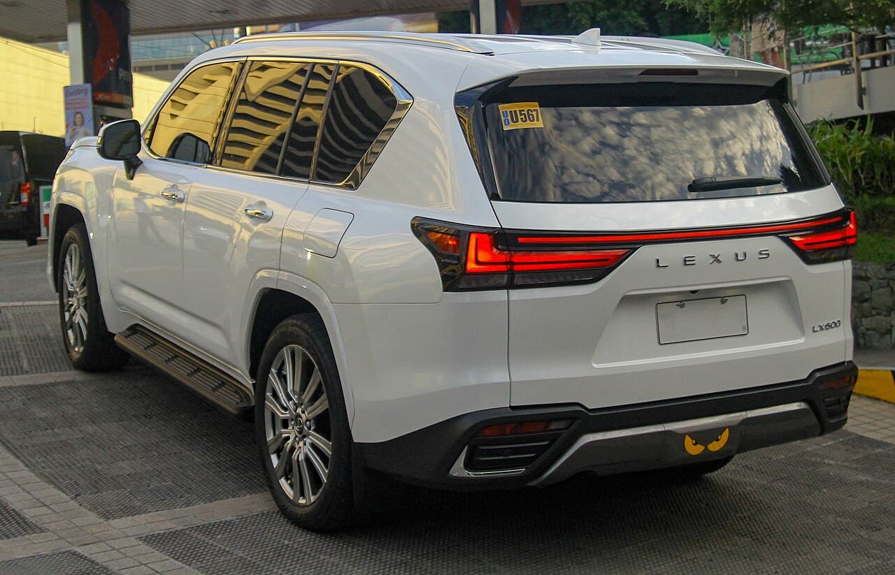 Lexus LX 600 F Sport, rear view