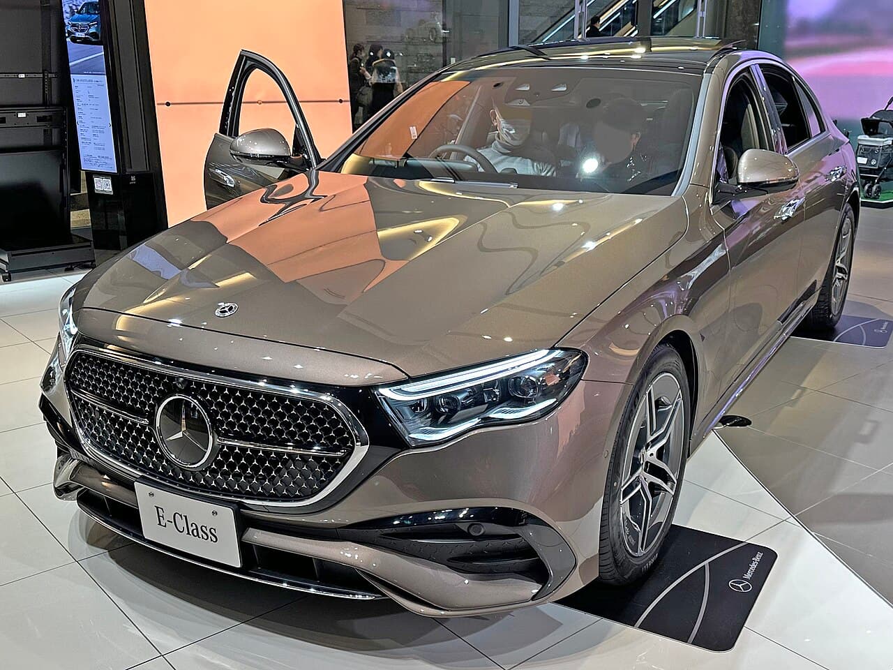 Mercedes-Benz E 200 Exclusive, front view