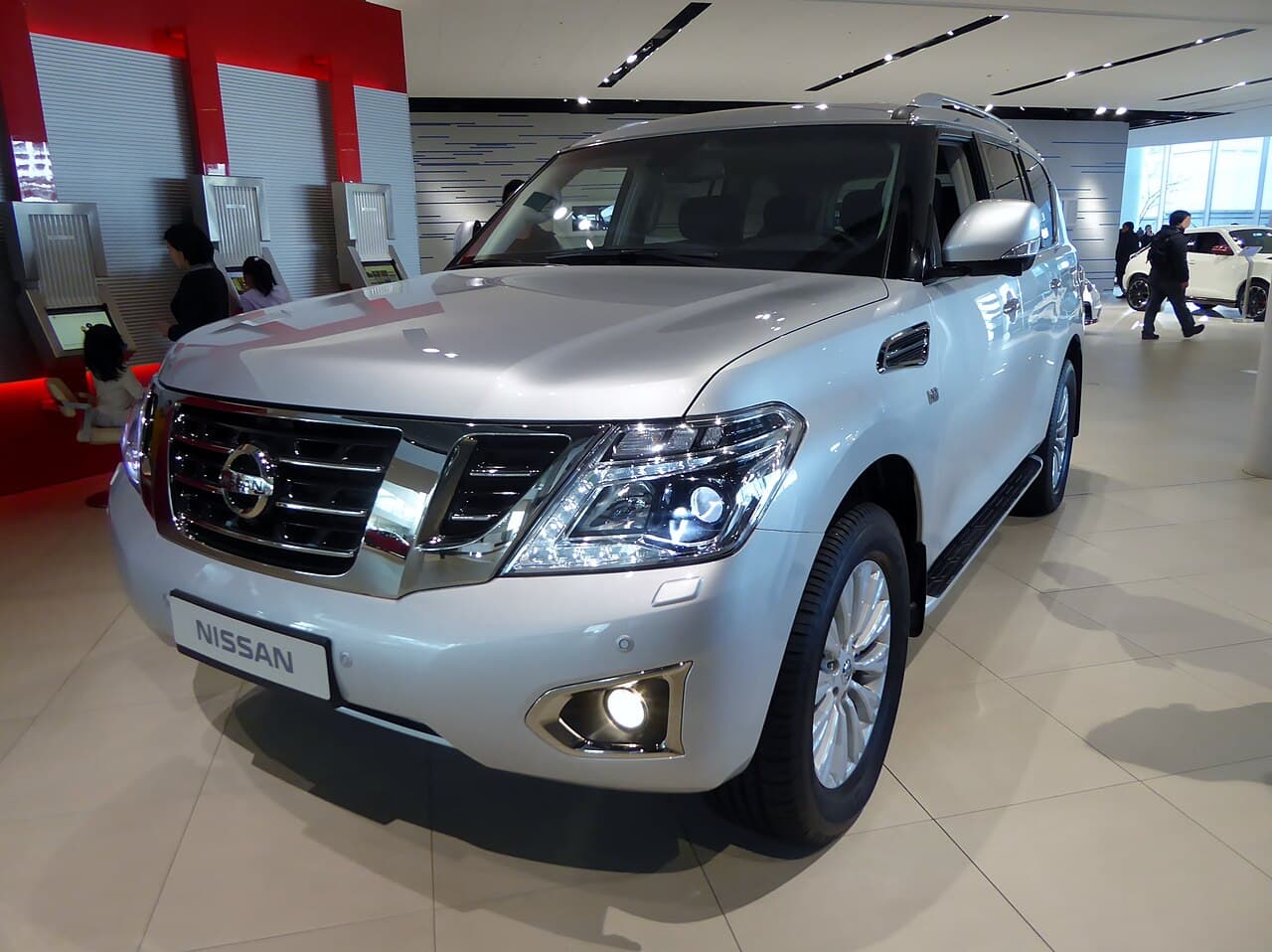 Nissan Patrol LE Titanium, front view