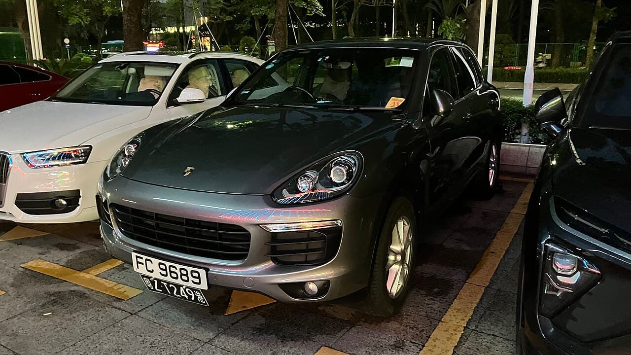 Porsche Cayenne, front view