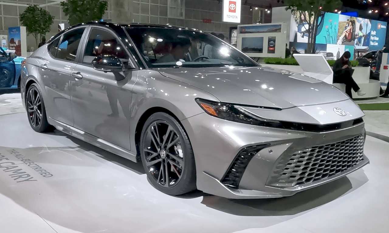 Toyota Camry Hybrid, front view